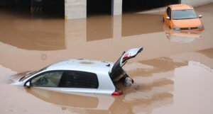 Šta učiniti kada vam voda poplavi automobil?