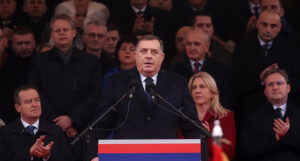 Dok je Dodik držao “svečani govor” neko je uzviknuo: “Hoćemo penzije!”