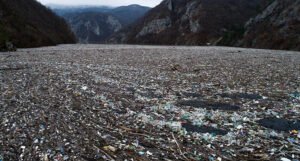 Prekrivena tonama smeća: Ovo je rijeka Drina, na nekim mjestima voda se ne vidi