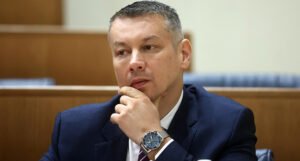 Nešića u Parlamentu BiH pitali za podizanje tri prsta, branio se “sarajevskim Jerusalemom”