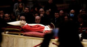 Tri kovčega i uništavanje prstena: Evo šta se događa nakon smrti pape