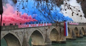 Navijači beogradske Zvezde na mostu Mehmed-paše Sokolovića obilježili neustavni “dan RS”