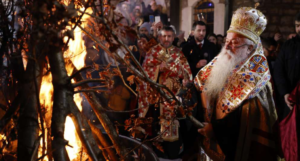 U dvorištu Stare pravoslavne crkve u Sarajevu zapaljen badnjak
