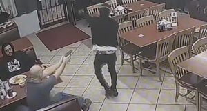 Gost restorana ubio pljačkaša koji je imao plastični pištolj