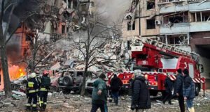 Pet mrtvih i 27 ranjenih u ruskom raketiranju stambene zgrade u Dnipru