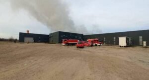 Dvije osobe povrijeđene u požaru u salonu namještaja “Malagić”, izgorjela trećina fabrike