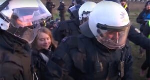 Privedena Greta Thunberg, policija je doslovno odnijela