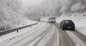 Zastoji i spor saobraćaj: Evo na kojim putnim pravcima BiH ima najviše snijega