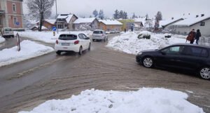 Snijeg stvara probleme u BiH: Zatrpane ceste, u jednom kantonu produžen raspust
