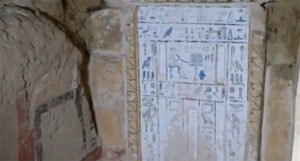 U sarkofagu koji nije otvaran 4.300 godina pronađena mumija prekrivena zlatom