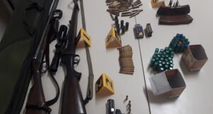 Žena pijana prijetila komšiji i policiji, u kući joj našli veći arsenal oružja