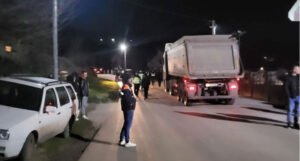 Mještani postavili blokade: “Našim putem za 24 sata prođe 400 kamiona”