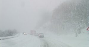Snijeg pravi probleme na cestama širom BiH, na ovim dijelovima je saobraćaj otežan