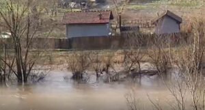 Vanredno i u Srbiji: Nivo rijeke raste 20 cm po satu, zabranjen prijelaz preko mosta