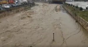 Tri osobe upale u rijeku Trnavicu: Jedna je spašena, a za dvije se traga