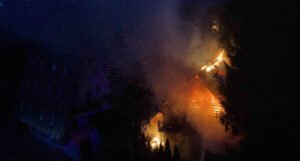 Požar zahvatio vikendicu na Vlašiću dok je unutra bilo devet osoba