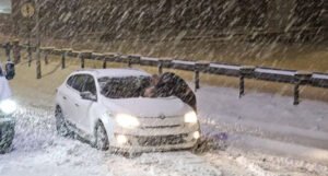 Veliki problemi u Srbiji zbog snijega: Hiljade ljudi ostalo bez struje, kolaps u saobraćaju