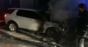 Četiri vozila izgorjela parkirana pored zgrade, sumnja se da je požar podmetnut