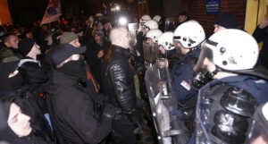 Šta se sinoć dešavalo u Beogradu: Neofašisti pokušali ući u Vučićev ured, nađen snajper