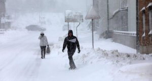 Haos zbog snijega u Hrvatskoj: Ljudi zaglavljeni u kolonama, na terenima i spasioci