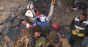 Spasioci nakon 96 sati ispod ruševina spasili Adnana (17), prisutni plakali od sreće