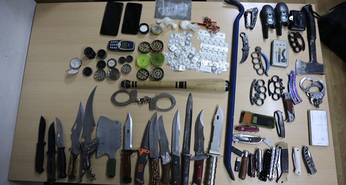 Policija uhapsila mladića, u kući mu pronađena droga i 29 noževa