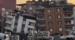 Novi potresi u Turskoj: Srušene oštećene zgrade, ljudi zarobljeni u ruševinama