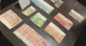 Policija tokom pretresa pronašla veću količinu novca i droge, uhapšena jedna osoba