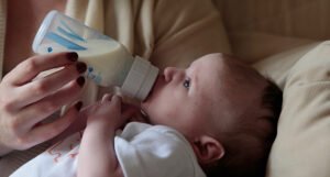 Sud naredio ženi koja doji da hrani bebu na flašicu, razlog je nevjerovatan