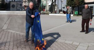 Negator genocida i štovatelj ratnih zločinaca zapalio zastavu EU na trgu