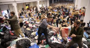 Stotine građana radi na pripremi nekoliko tona paketa pomoći za Tursku i Siriju