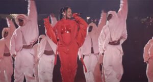 Rihanna priredila spektakl na Super Bowlu i objavila da je trudna