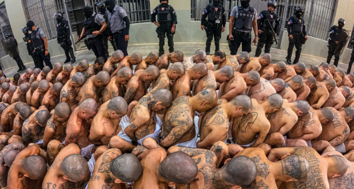 Hiljade zatvorenika premješteno u novi mega zatvor u Salvadoru
