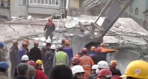 Novi snažan potres u Turskoj: Stižu snimci spašavanja, ispod ruševina izvučeni otac i kćerka
