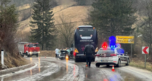 Preminulo i dijete povrijeđeno u sudaru s autobusom