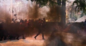 Veliki protesti u Albaniji, demonstranti pokušali ući i parlament. Sukobili se i s policijom