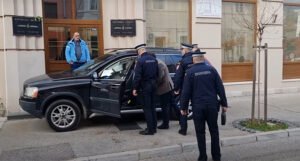 Nebojši Vukanoviću policija oduzela automobil kojim je blokirao Gradsku upravu