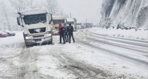 Snijeg uzrokovao saobraćajni kolaps kod Jablanice, kamioni i automobili zaglavljeni