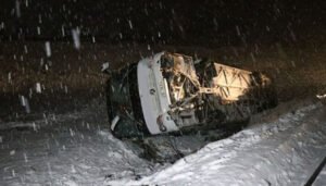 Zbog poledice i snijega prevrnuo se autobus, poginule najmanje dvije osobe