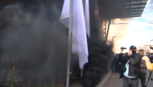Dimne bombe bačene oko zgrade Vlade u Prištini, traže Kurtijevu ostavku
