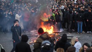 Veliki neredi u Parizu zbog Macrnove odluke, na stotine je uhapšenih