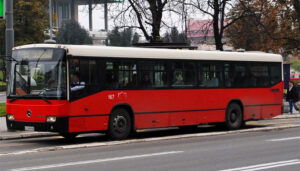 Vozač gradskog autobusa umro za volanom i izazvao lančani sudar više automobila