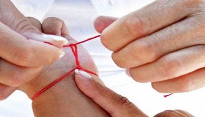 Kakva je simbolika crvenog končića i zbog čega se vezuje oko ruke?