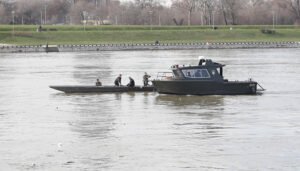 Tri muškarca nestala nakon prevrtanja čamca na Adi Huji, u toku potraga