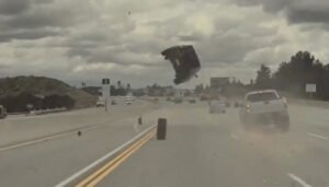 Snimak stravične nesreće: Automobil doslovno letio iznad autoceste