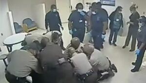 Objavljen uznemirujući snimak policajaca koji silom drže pacijenta do njegove smrti