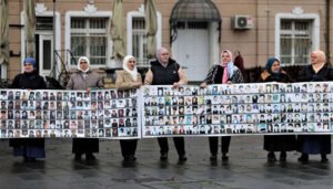 Mirno okupljanje majki i žena Srebrenice u Tuzli: Pravda žrtvama, kazna zločincima!