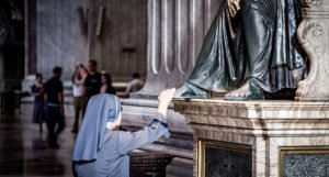 Žene u Vatikanu i dalje u podređenom položaju i trpe seksualno zlostavljanje