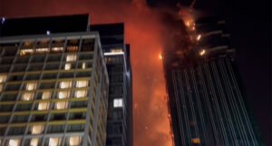 Gorio neboder koji ima 42 sprata, požar gasilo 250 vatrogasaca