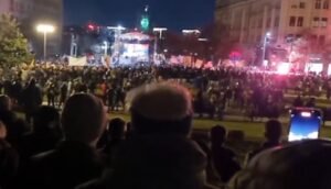 Desničarski protest u Beogradu: Palili baklje i skandirali “Ne damo Kosovo”